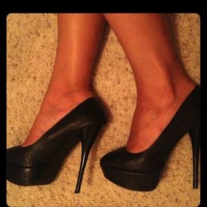 Basic black pumps
